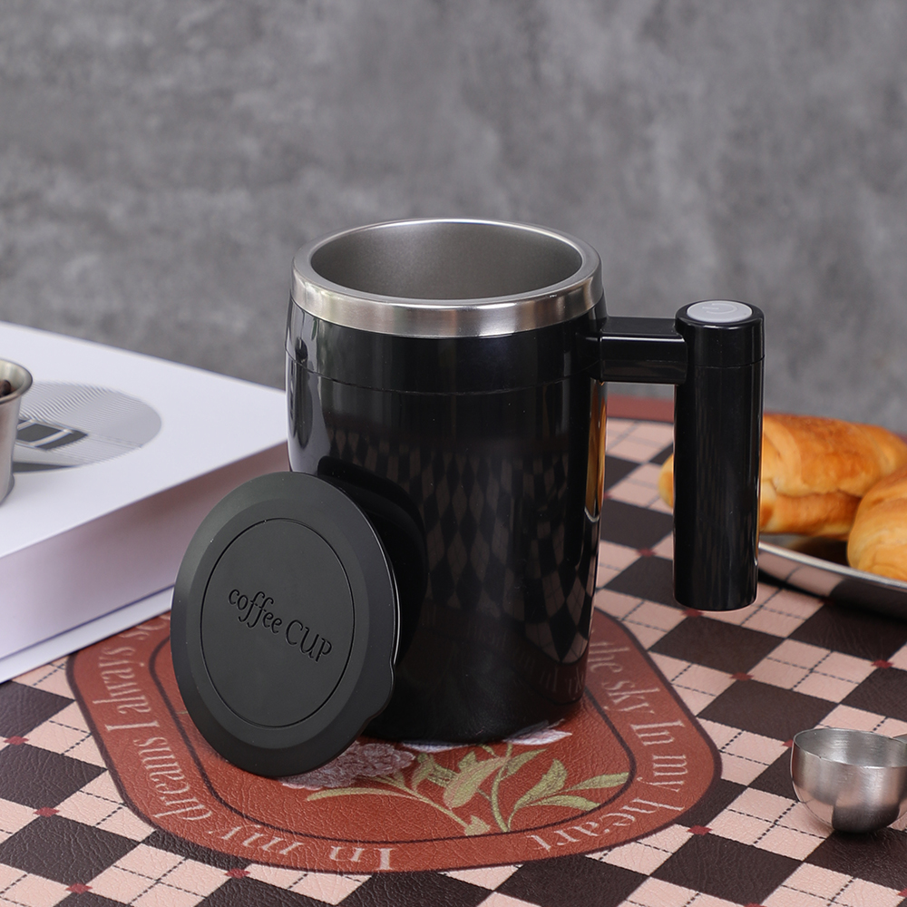 Magnetick&yacute; hrnek na k&aacute;vu s automatick&yacute;m elektrick&yacute;m samom&iacute;ch&aacute;n&iacute;m o objemu 380 ml a 2ks m&iacute;chac&iacute; tyčinkou