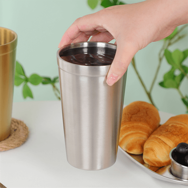 304 &ouml;lmugg i rostfritt st&aring;l Stapelbar dubbelv&auml;ggig kaffetumlare &Aring;teranv&auml;ndbar &ouml;lmugg i metall