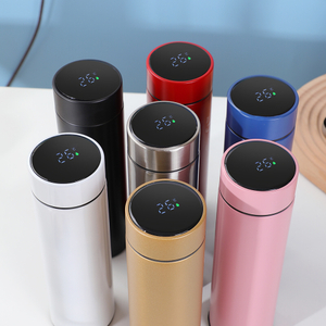 Smart Sports -vesipullo LED-l&auml;mp&ouml;tilan&auml;yt&ouml;ll&auml;