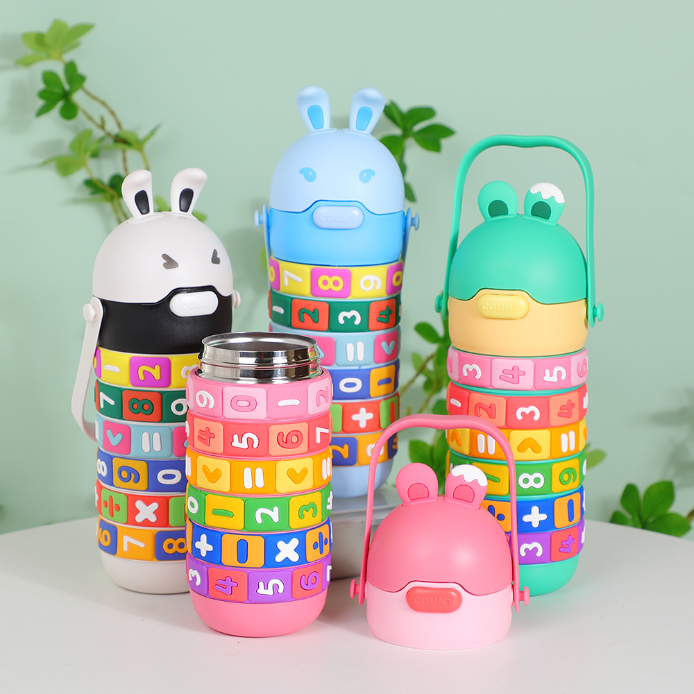 ストロー蓋とストレスリリーフのポップイットハンドル付きキッズウォーターボトル