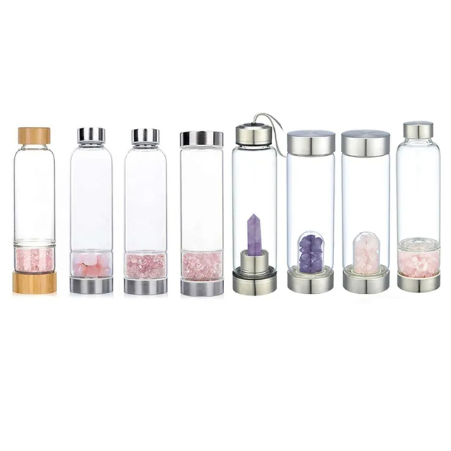 Garrafa de &aacute;gua de vidro com centro de cristal natural mut&aacute;vel para cura e bem-estar