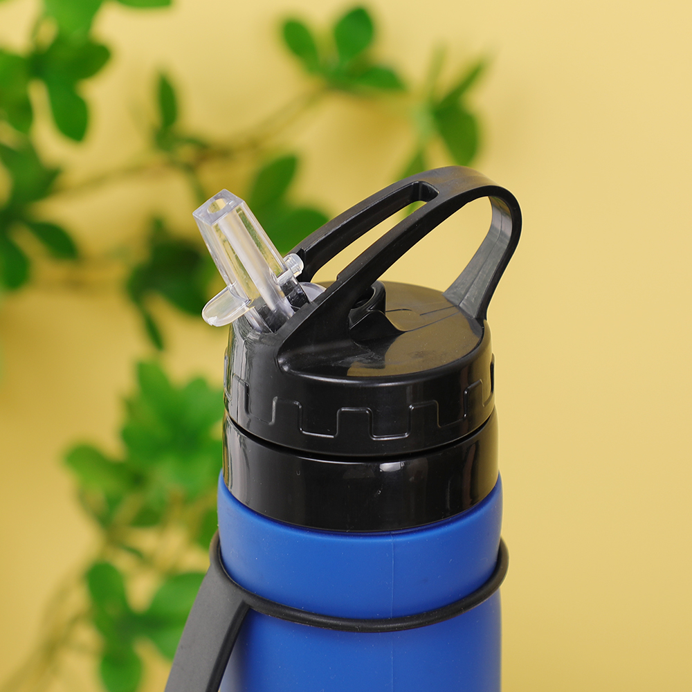 Izolowana silikonowa butelka na wodę sportową zawiera zar&oacute;wno słomkę, jak i pokrywkę do łyka, do fitnessu, siłowni i na zewnątrz
