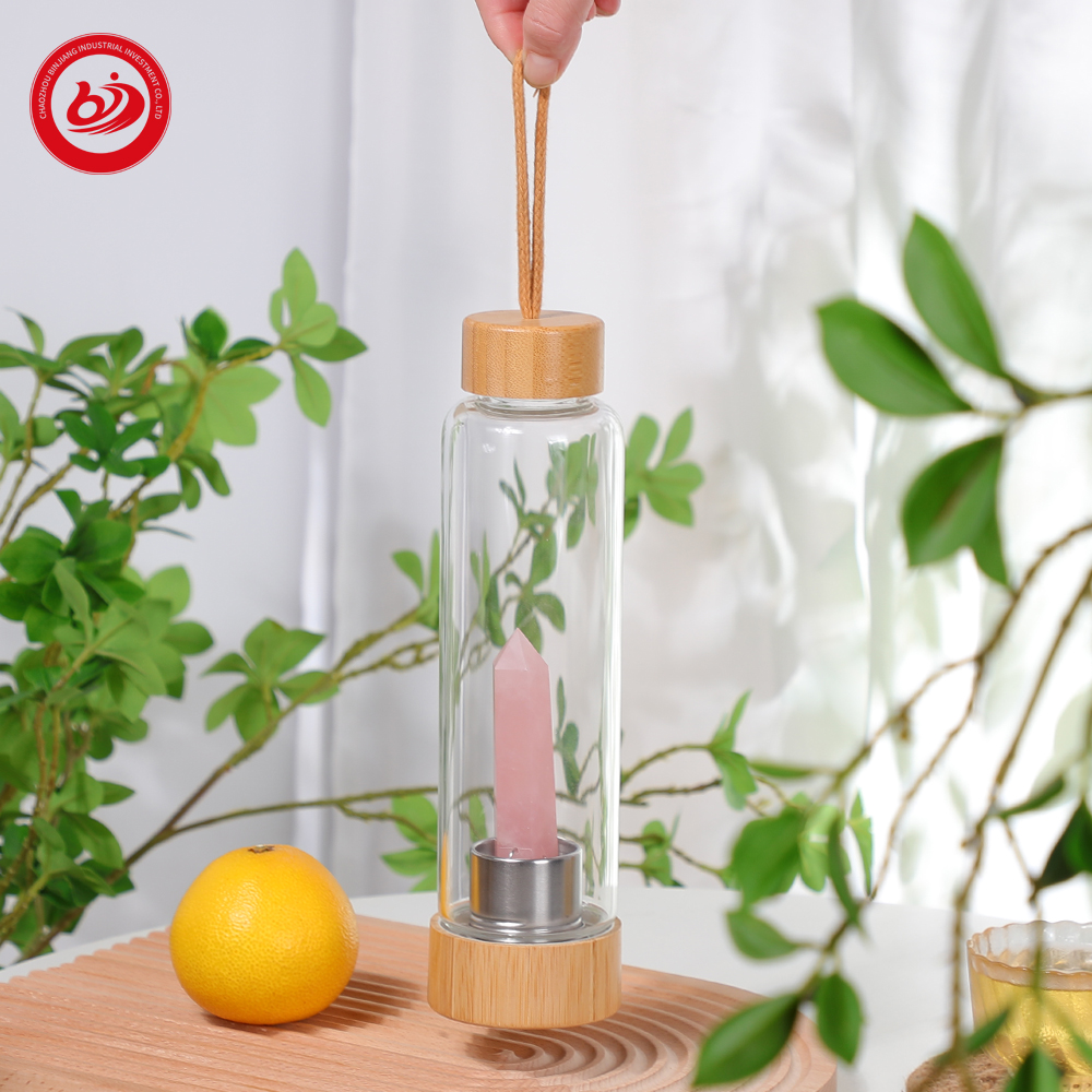 クリスタルガラスウォーターボトル エネルギークォーツジェムストーンウォーターボトル、癒しとウェルネスのための変更可能な天然クリスタルセンター付き