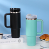 Tasse isotherme r&eacute;utilisable avec couvercle et paille